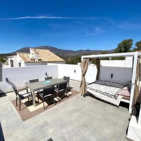 بيت للعطل Petite Maison Moderne Luxueuse. إِستيبونا