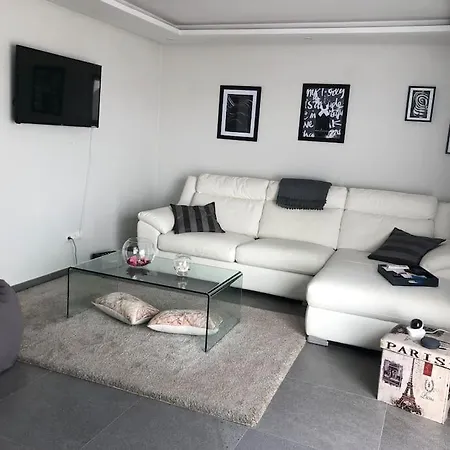 بيت للعطل Petite Maison Moderne Luxueuse. إِستيبونا